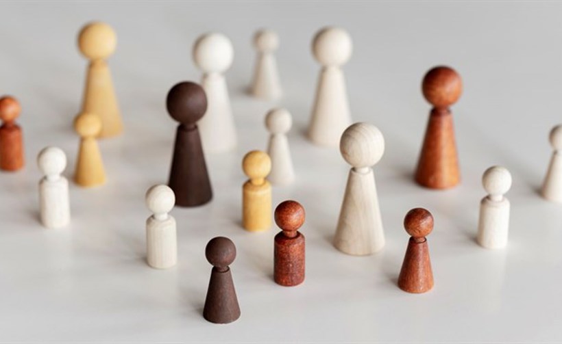 Small wooden characters 